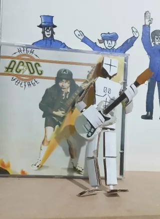 boneco de papelão